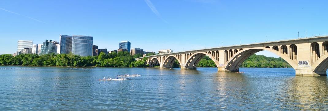 Fluss und Brücke in Washington